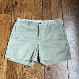 Dockers khaki cotton shorts. 4.5” inseam. Size 4.  Good condition!